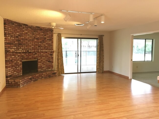 Building Photo - POOL!  Nice 3+2.5 Southwest Bakersfield - Laurelglen Area