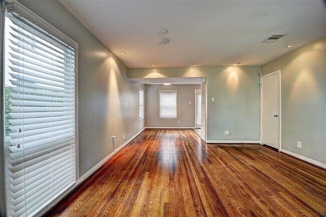 Foto del edificio - 1744 Banks St