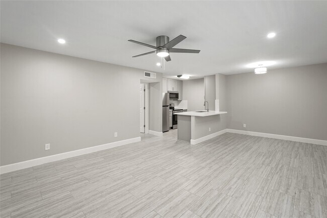 Building Photo - 2121 Fountain View Dr