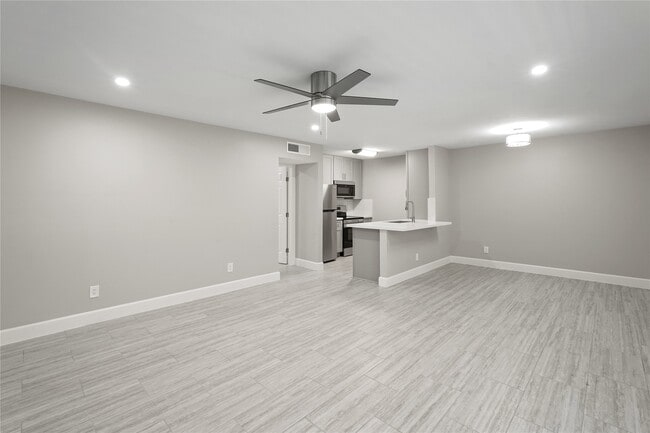Building Photo - 2121 Fountain View Dr