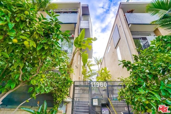 Foto del edificio - 11960 Iowa Ave