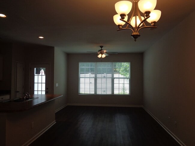 Building Photo - 3 Bedroom Townhouse with 1-Car Garage
