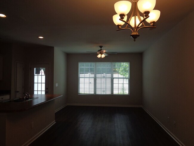 Foto del edificio - 3 Bedroom Townhouse with 1-Car Garage