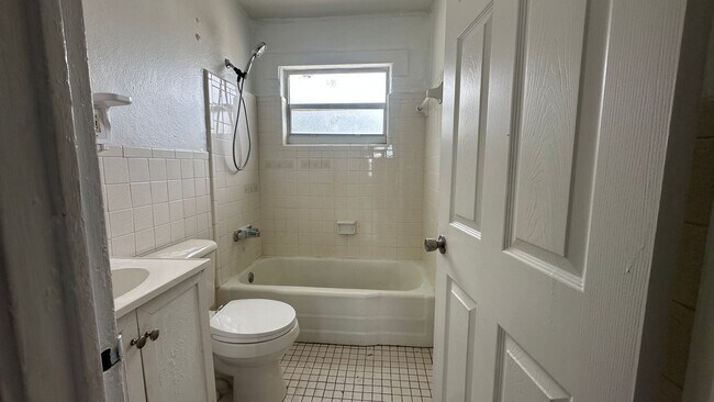 Foto del edificio - HALF MONTH OFF! 2 Bedrooms 1 Bath _Titusville Duplex