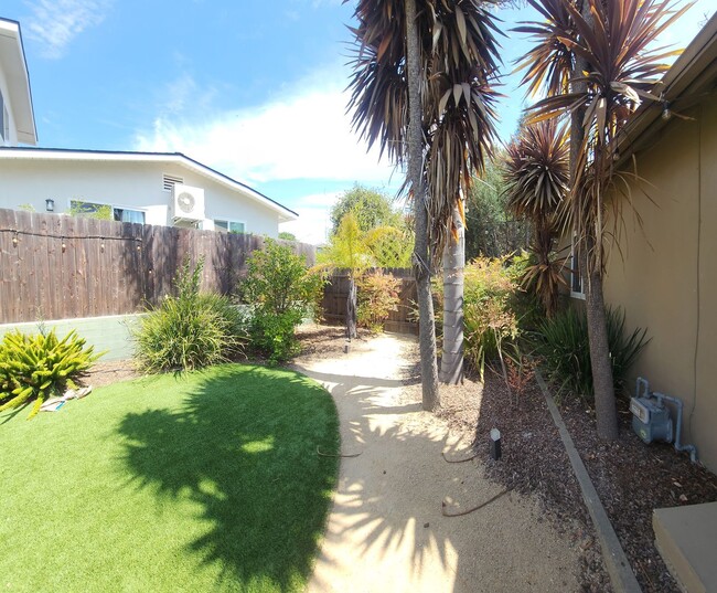 Building Photo - Beautiful upgraded home near campus!