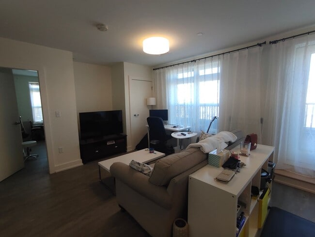 Building Photo - Charming 2 Bedroom