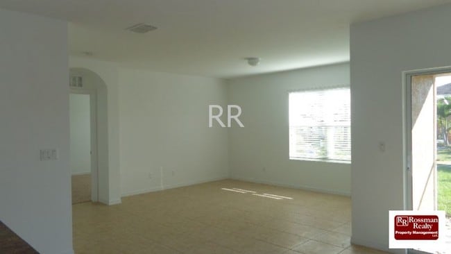 Building Photo - 1132 SW 40th Ter