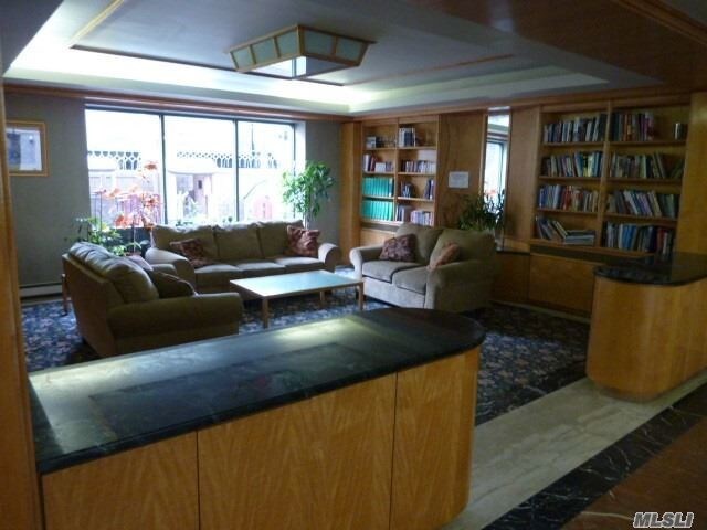 Foto del edificio - 42-31 Colden St