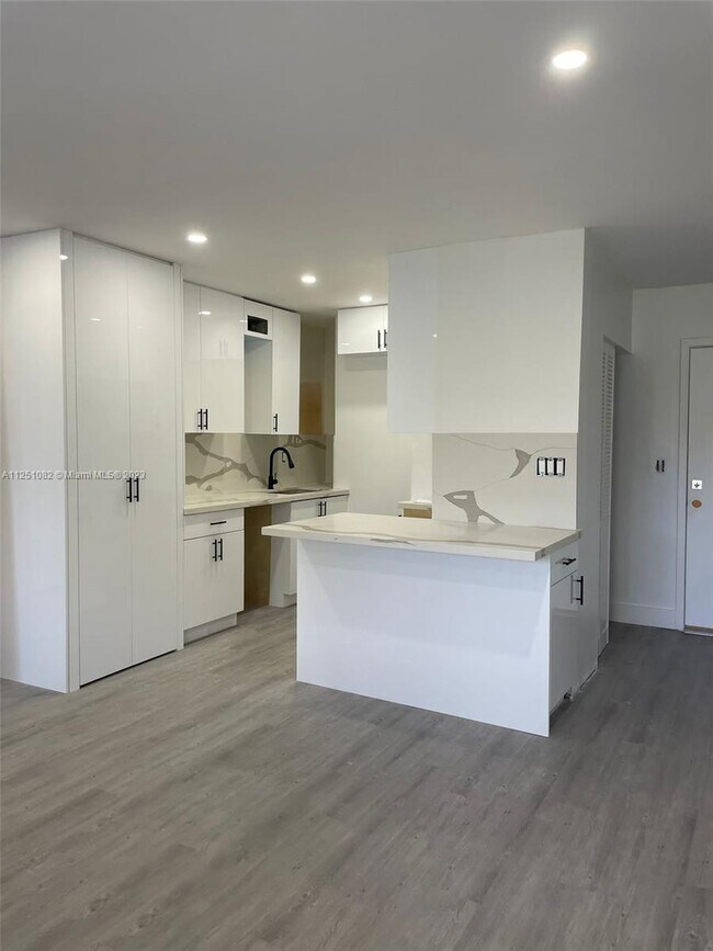 Building Photo - 301 Sunrise Dr