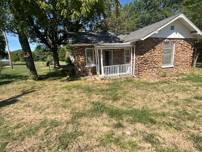 Building Photo - 2 bedroom, 1 bathroom rock home located in...