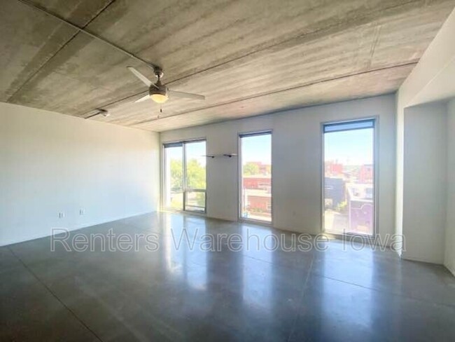 Foto del edificio - 350 E Locust St