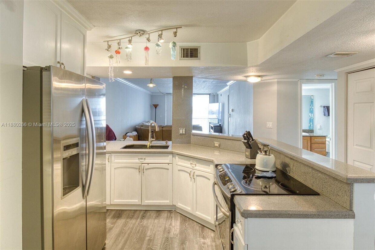 Foto principal - 115 Lake Emerald Dr