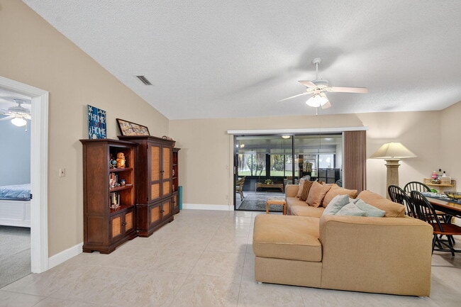 Building Photo - 15 Farnworth Dr