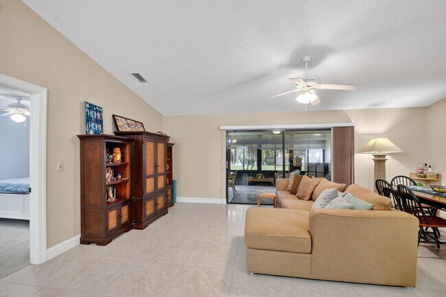 Foto del edificio - 15 Farnworth Dr