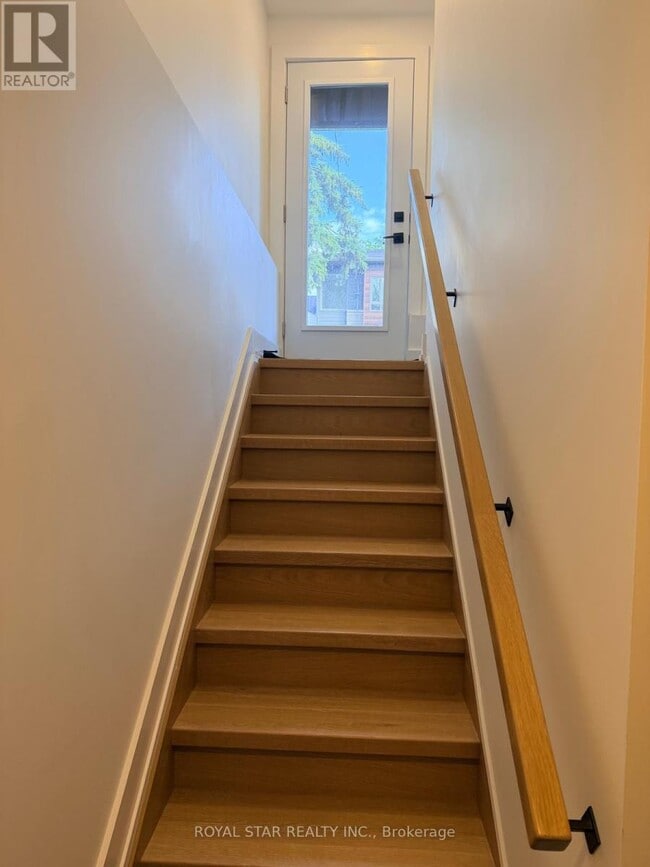 Building Photo - 253 Duncairn Ave