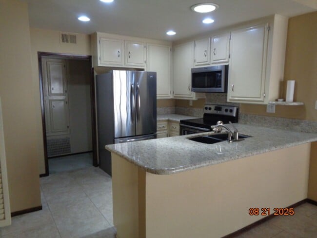 Building Photo - Rare One-Story Condo in College Terrace