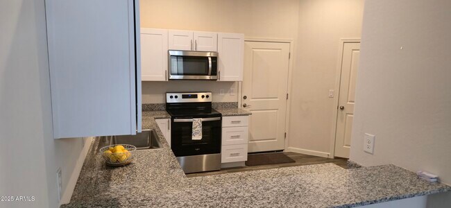 Foto del edificio - 701 Dylan Ct