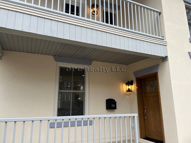 Building Photo - 709 Webster St