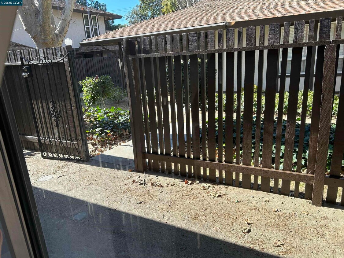 Foto principal - 5451 Roundtree Pl