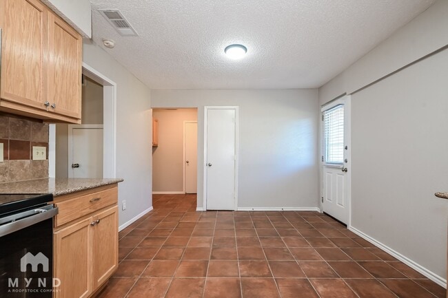 Building Photo - 605 Pyramid Dr