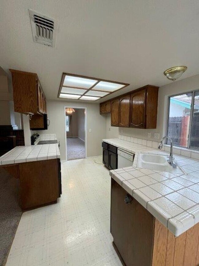 Building Photo - Fabulous 3 Bed 2 Bath home in the Heart of Elk Grove