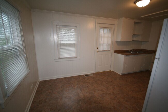 Foto del edificio - Gorgeous and Spacious 2 Story Duplex - 2 Blocks From Duke - Fenced Yd!