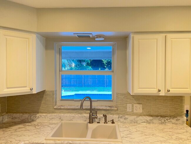 Building Photo - 540 S Manor Dr