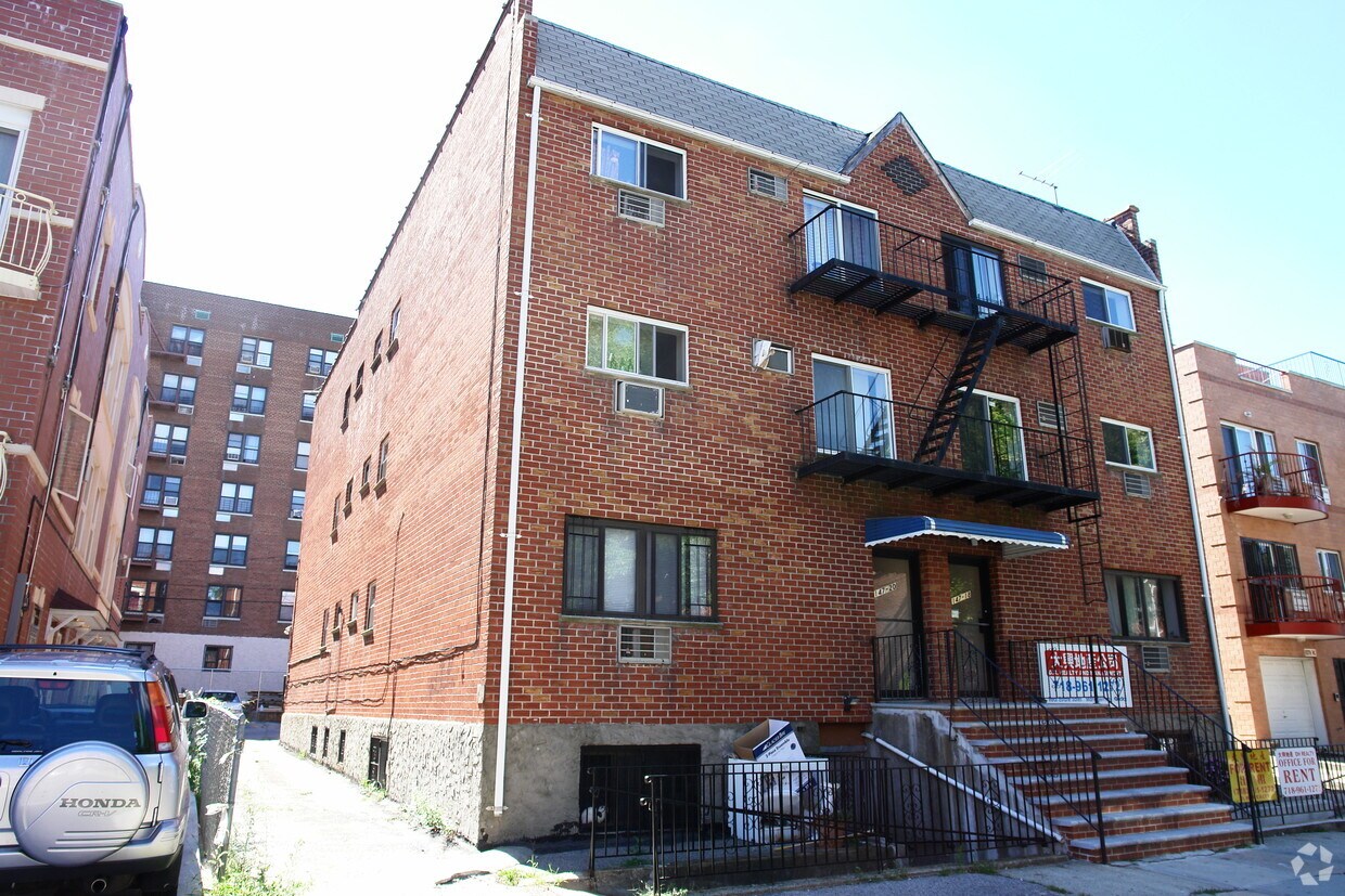 Foto del edificio - 147-18 Barclay Ave