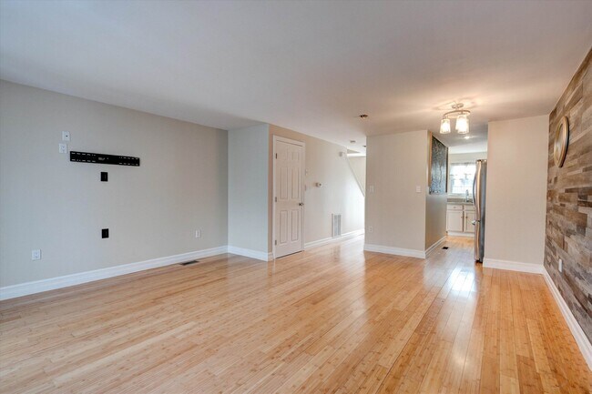 Foto del edificio - 50 Edward J Roy Dr