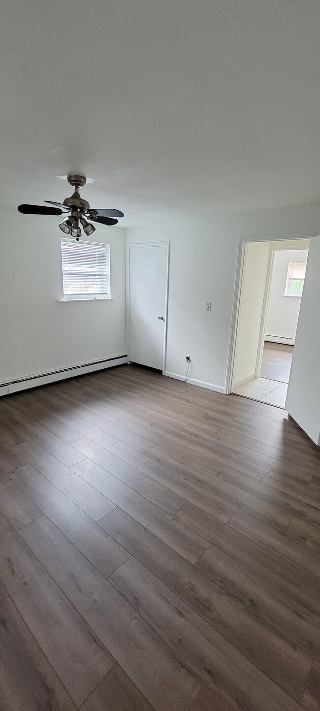 Building Photo - 270 Moore St