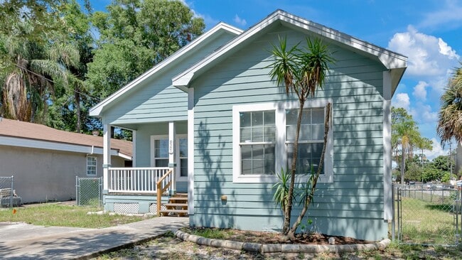 Building Photo - Spacious 3-Bedroom Home with Recent Upgrad...