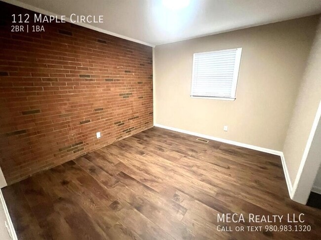 Building Photo - 112 Maple Cir