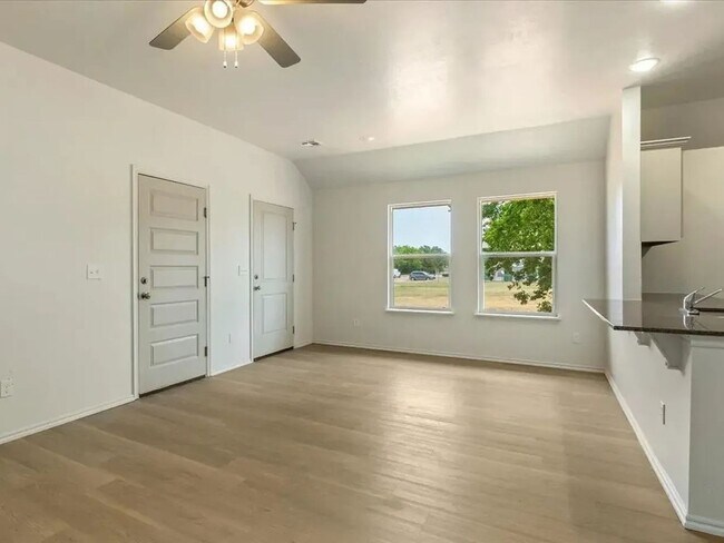 Foto del edificio - Move-In Ready 2-Bed Home in Lawton w/ Garage
