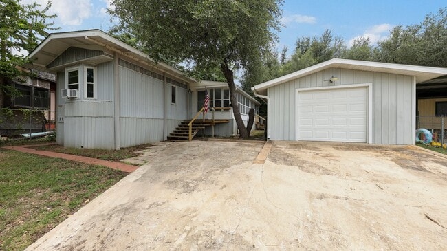 Building Photo - 215 Spanish Oak Dr