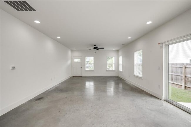 Building Photo - 3014 E 14th 1/2 St