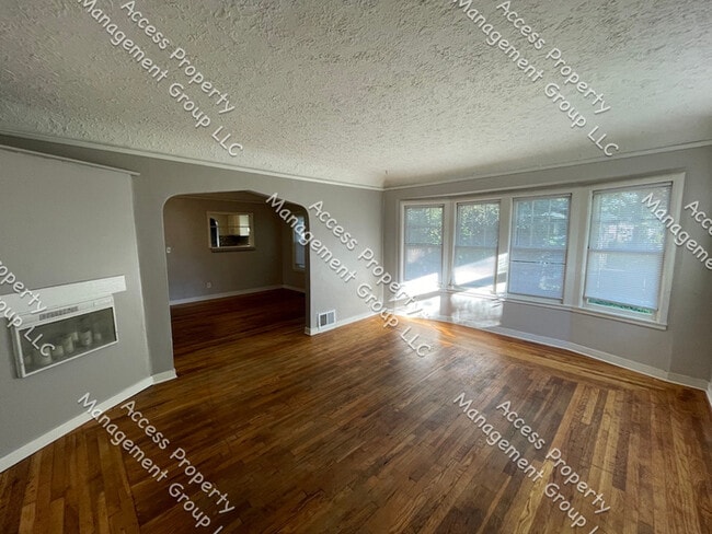 Building Photo - SW Side Three Bedroom Unit