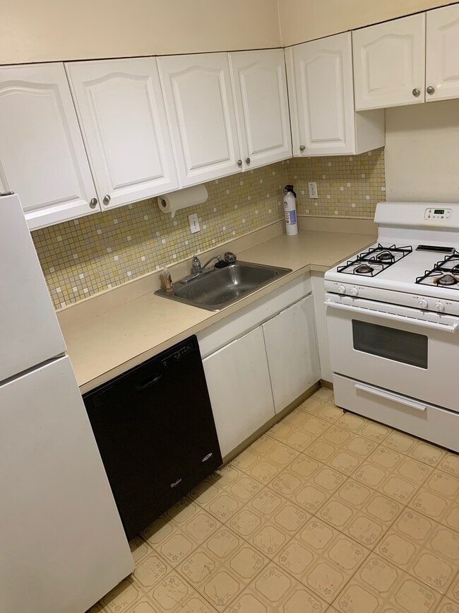 Kitchen - 328 Hermit St