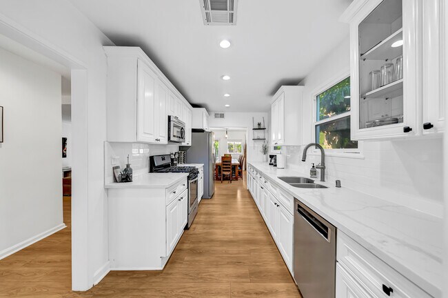 Foto del edificio - 7713 Oakdale Ave