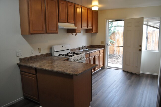 Building Photo - Single-Story 2-Bedroom Duplex in Redlands!