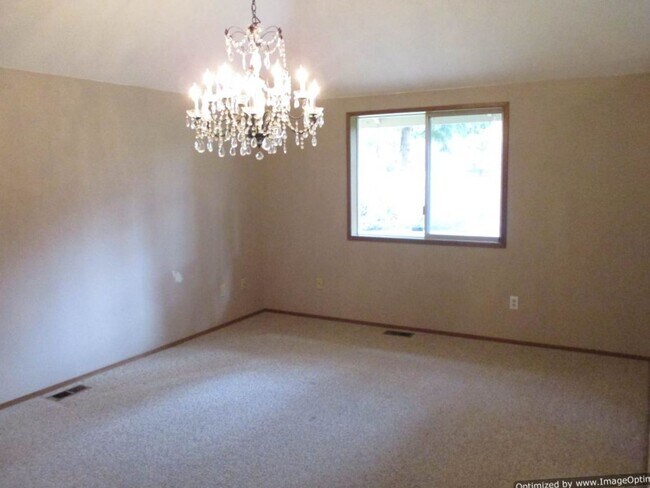 Foto del edificio - Charming 3-Bedroom Rambler with Spacious B...