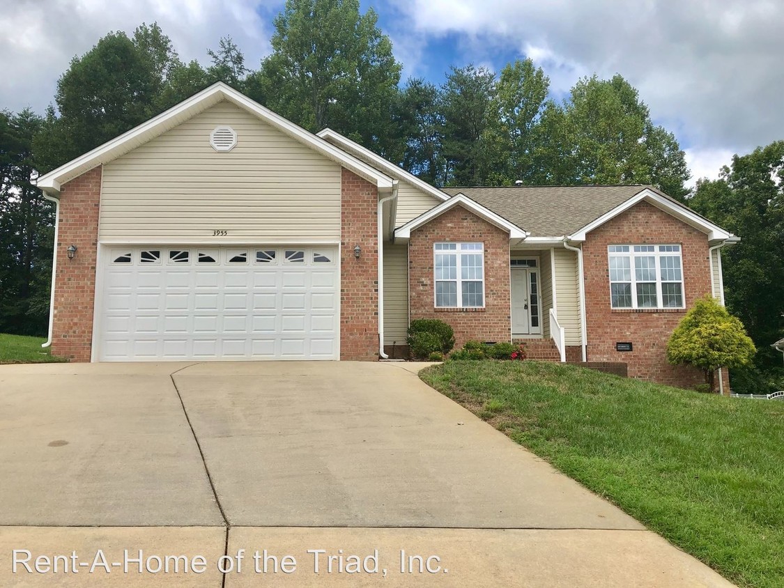Foto principal - 3 br, 2 bath House - 3955 Navy Place