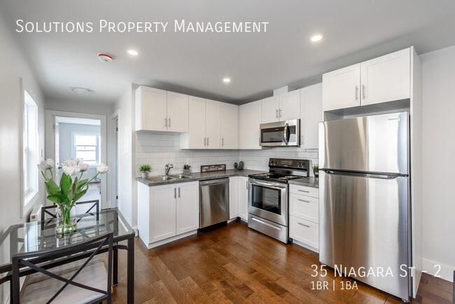 Building Photo - **Renovated 1 Bedroom Unit in Small Quiet ...