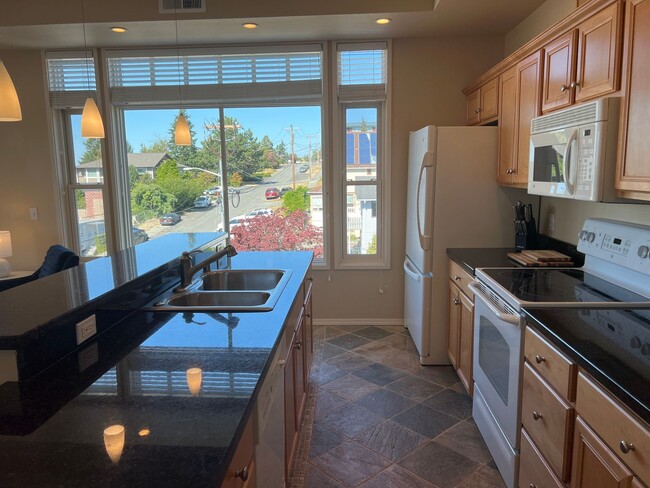 Building Photo - 2 Bed / 2 Bath Bay-View Condo for Rent in ...