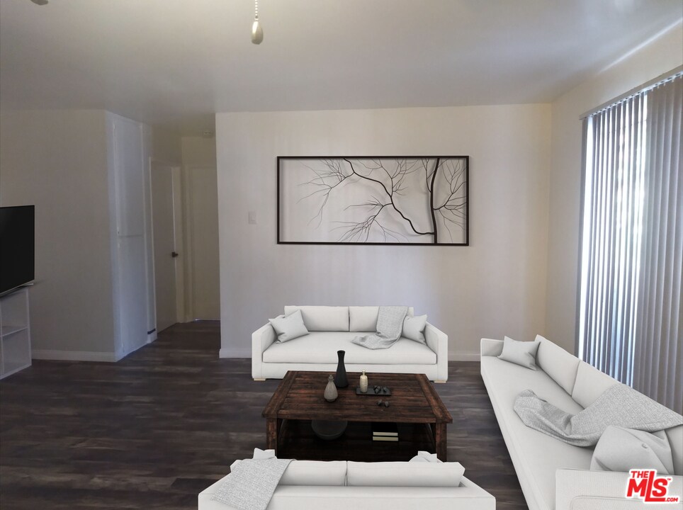 Primary Photo - 1351 N Orange Dr