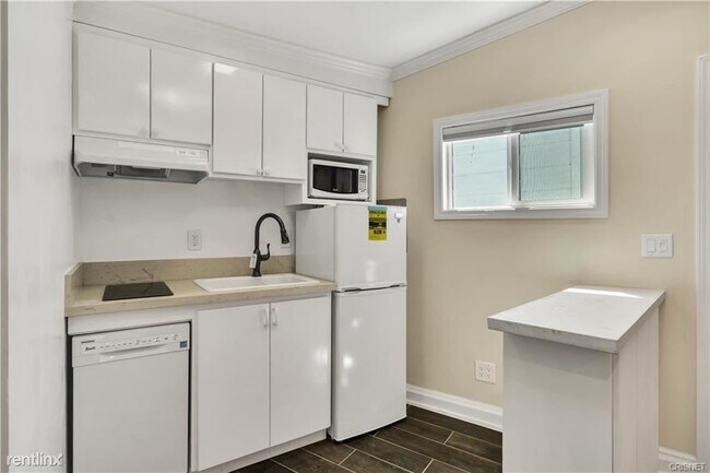 Building Photo - 4 br, 3.5 bath House - 738 S Norton Ave