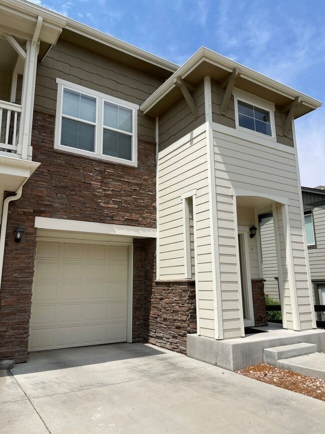 Building Photo - Gorgeous 3 Bed / 2.5 Bath Townhome, 1 Car ...