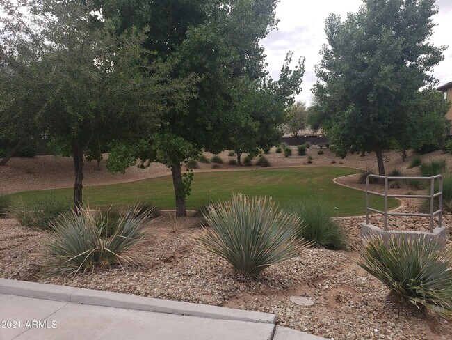 Foto del edificio - 16345 W Latham St