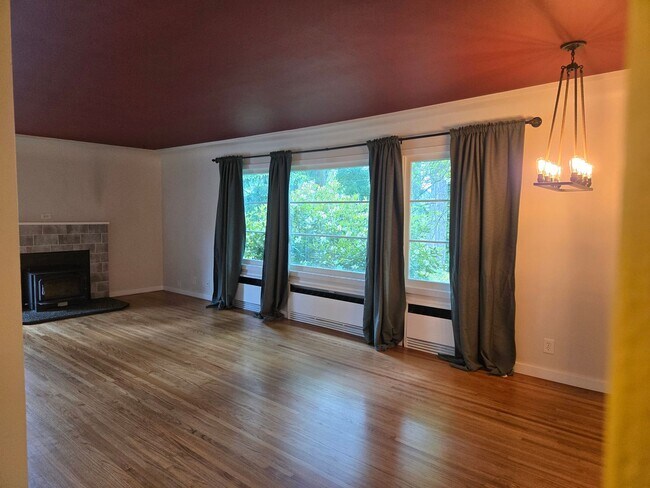 Building Photo - Cozy rambler