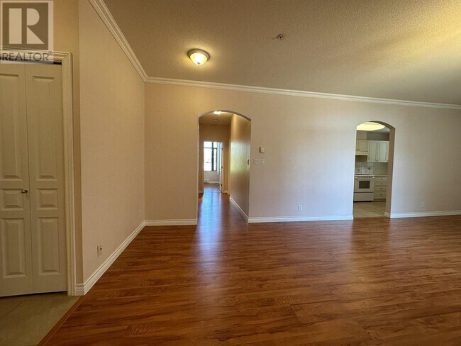 Photo du bâtiment - 588-588 W 45th Ave