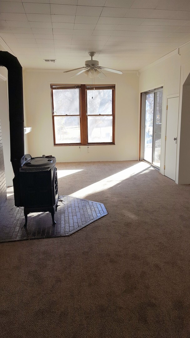 Building Photo - Three bedroom, 2 bath with high ceilings d...